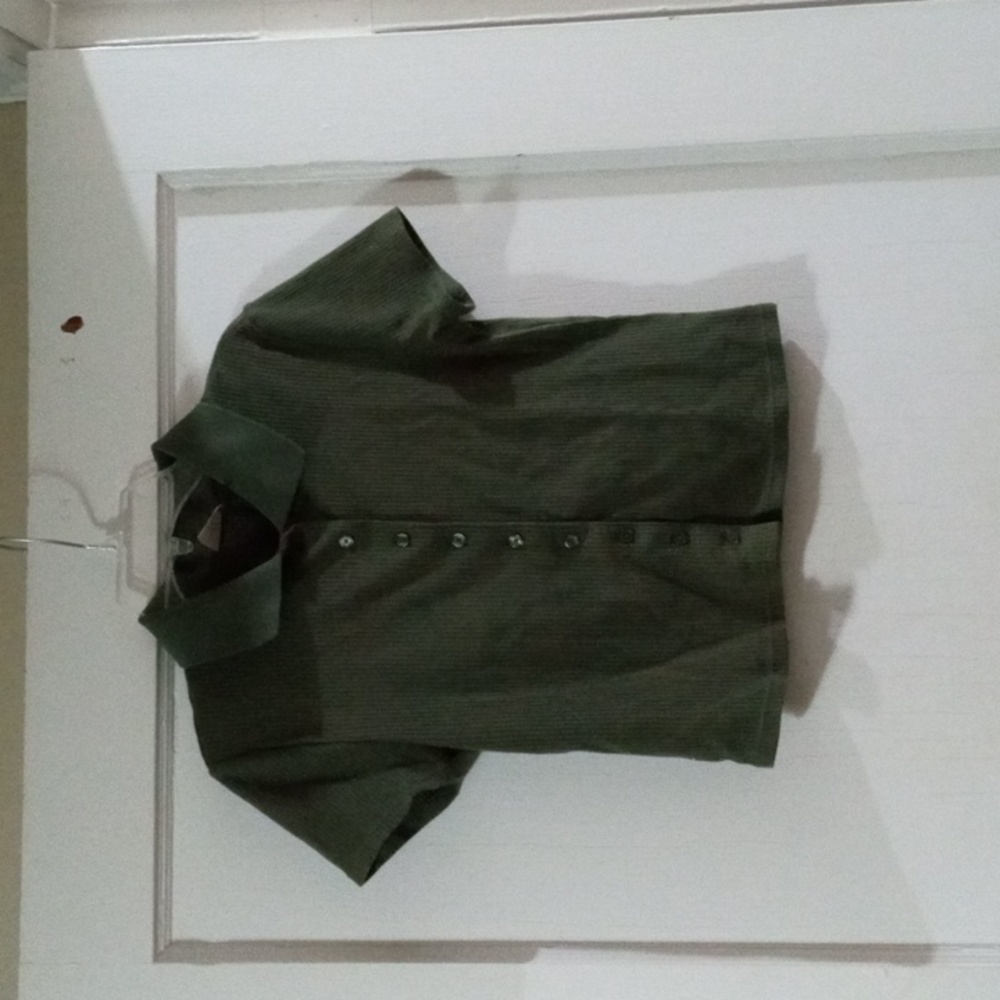 No Boundaries size small green button up cropped short sleeve shirt